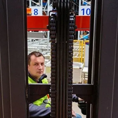 Noblelift RT45PRO Sit-Down Moving-Mast Reach Stacker — view 4